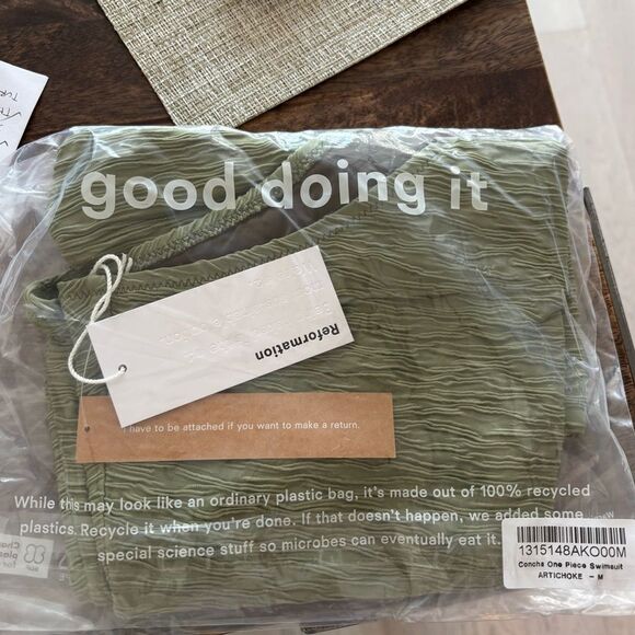 NWT Reformation Concha One Piece Swimsuit in Artichoke - Picture 3 of 3